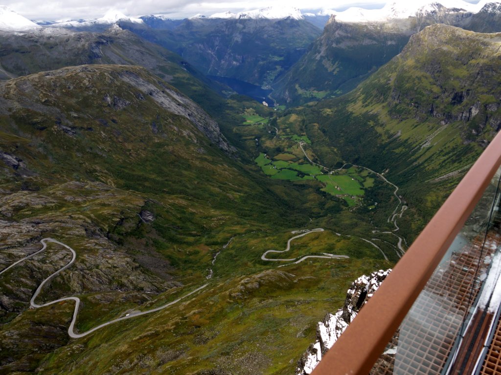 geirangerskywalkgierangerroad.jpg